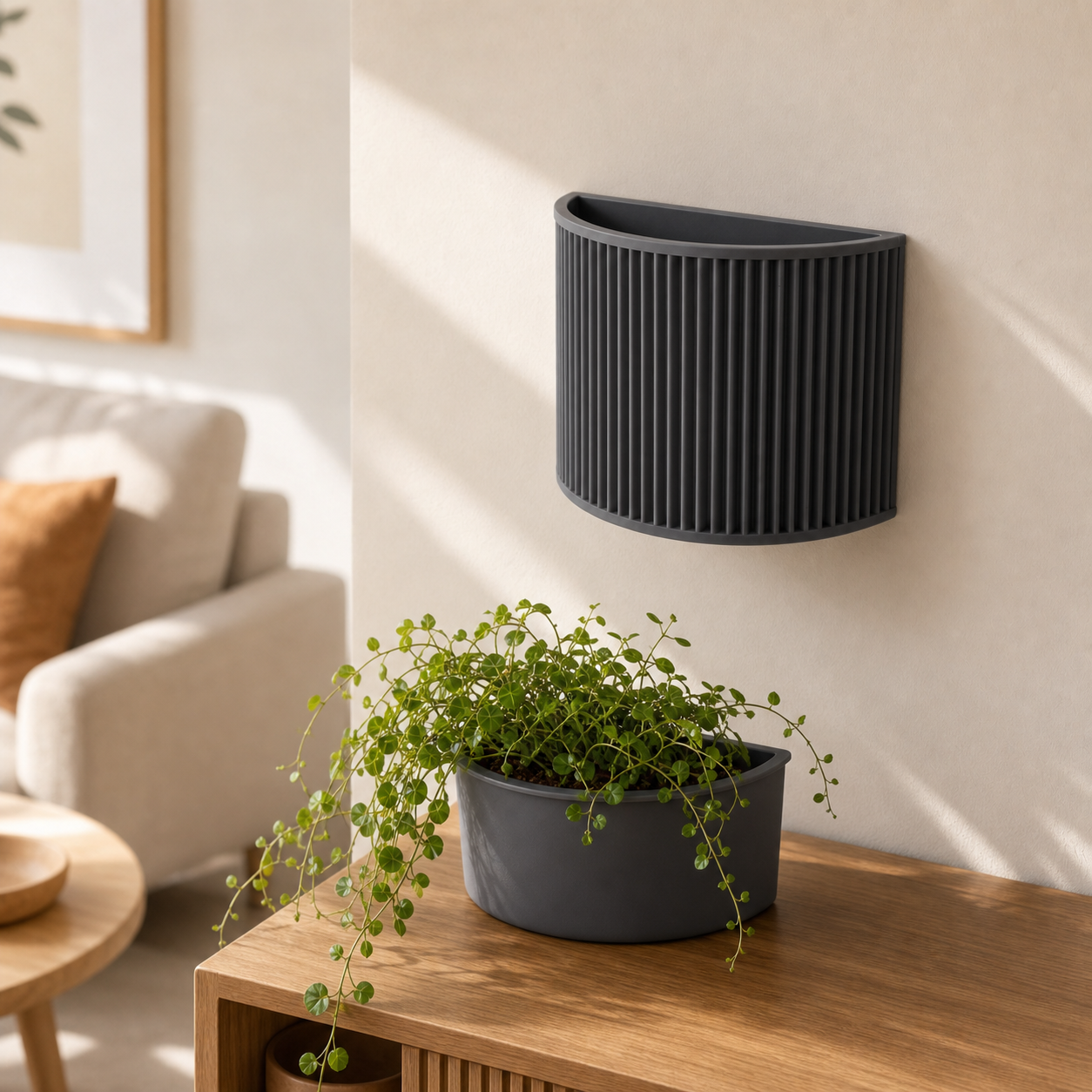 Wall planter with removable insert – Black color variant
